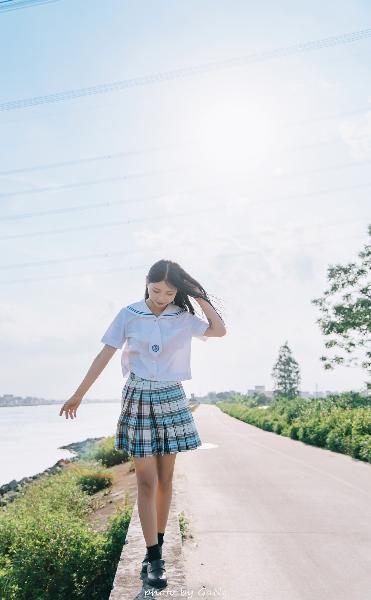 中午妈妈在厨房做饭