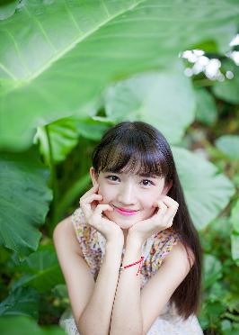 年轻漂亮的女士护士内衣