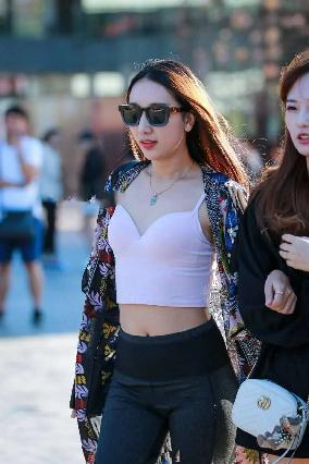 迪拜的女孩在线观看完整免费高清满天星