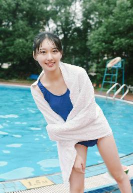 年轻的女孩在办公室推荐香水